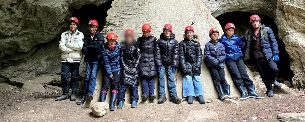 A l'entrée de la grotte, encore propres et multicolors